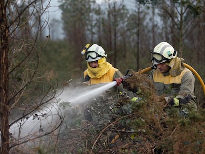 Agentes de los equipos de bomberos trabajan en un incendio forestal en Trabada (Lugo), el 8 de febrero de 2024.