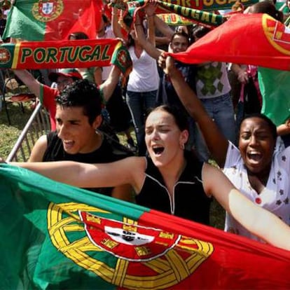 Aficionados portugueses ven el partido contra la República Checa en una plaza de Lisboa.