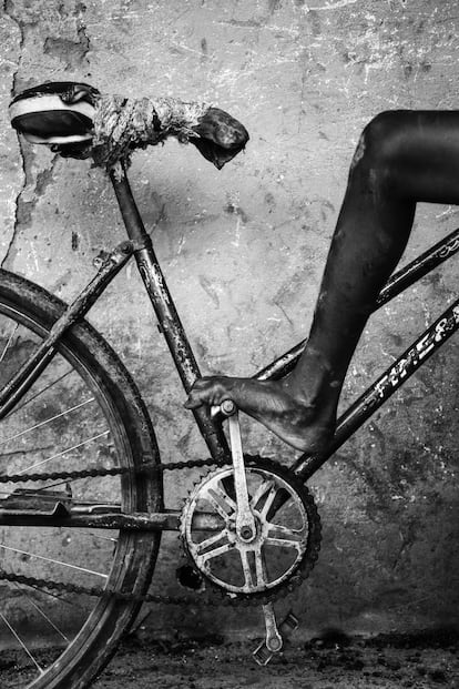 Un niño se desplaza en su bicicleta, que habitualmente utiliza para ir a la escuela o a buscar alimento para su familia en una aldea del interior de Guinea Bisáu, uno de los diez países más pobres del mundo. La fuerza de estos niños es admirable, siempre con una actitud positiva ante una vida en la que casi nada es todo.