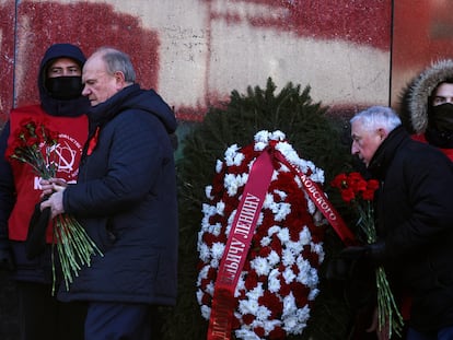Guennadi Ziugánov, líder del Partido Comunista ruso, rinde homenaje a Lenin este domingo en Moscú, junto al diputado y candidato, Nikolai Kharitonov.