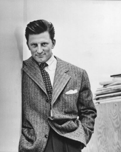 El actor Kirk Douglas posa en 1950.