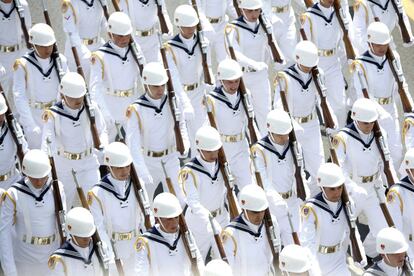 Miembros de las fuerzas navales turcas marchan durante un desfile con motivo del 'Día de la Victoria', para conmemorar el final de la guerra de independencia del país en 1922, en Ankara (Turquía).