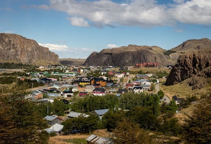 El Chaltén visto desde la sendero Fitz Roy, kilómetro 1, en febrero 2022. Esta reserva natural de 726.927 hectáreas tiene bosques, cerros, pastizales, ríos y lagos verde turquesa que se alimentan de 863 glaciares y se considera una de las reservas de agua dulce del planeta. 