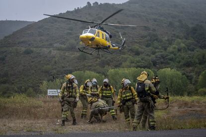 Una brigada helitransportada acude a sofocar las llamas. Bomberos forestales aterrizan para realizar labores de extinción en uno de los focos de Ribas de Sil