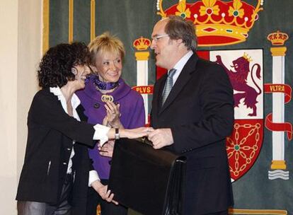 Ángel Gabilondo recibe la cartera de manos de Mercedes Cabrera ante Fernández de la Vega.