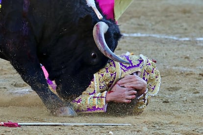 Luis Gerpe, cogido sin consecuencias por el cuarto toro.