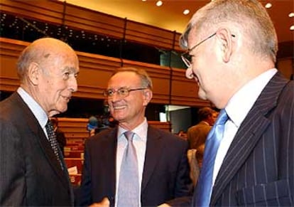 De izquierda a derecha, Valéry Giscard d&#39;Estaing, Klaus Hansch y Joschka Fischer, en la Convención Europea.