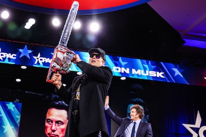 Elon Musk con la motosierra regalada por Javier Milei, el 20 de febrero de 2025.