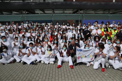 Personal sanitario durante el acto de cierre del hospital de camapaña del recinto ferial de Ifema, cuarenta días después de comenzar a reicibir sus primeros pacientes.