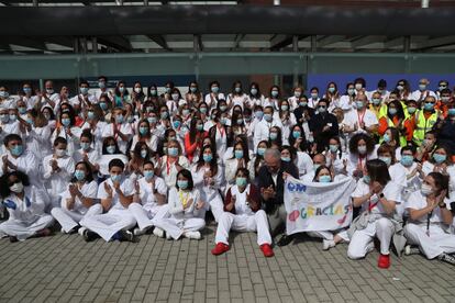 Personal sanitario durante el acto de cierre del hospital de camapaña del recinto ferial de Ifema, cuarenta días después de comenzar a reicibir sus primeros pacientes. 