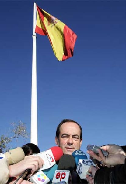 José Bono ha tenido un lapsus al mencionar la Plaza de Oriente en vez de la Puerta del Sol al referirse a la concentración convocada el pasado sábado por el PP en este último emplazamiento a favor de la Constitución. "Hoy votarían la Constitución muchísimos más españoles, entre otros los 30, 40 ó 50 mil que estuvieron en la Plaza de Oriente... en la Puerta del Sol... Perdón, alguien puede interpretarlo mal y no es esa mi intención", terciaba enseguida el titular de Defensa para subsanar su "error".