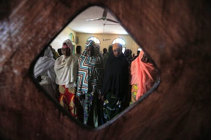 Mujeres musulmanas rezan en la mezquita de Adjamé con motivo del Ramadán, en el distrito de Abiyán (Costa de Marfil), el 16 de mayo de 2018.