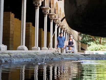 Una família pasea por el Monasterio de Santa María de Pedralbes, uno de los más de 160 refugios climáticos de Barcelona.