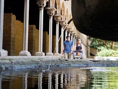 Una família pasea por el Monasterio de Santa María de Pedralbes, uno de los más de 160 refugios climáticos de Barcelona.