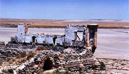 La laguna de la Playe en la comarca aragonesa de los Monegros, ocupa una gran depresión formada por calizas, yesos y margas del mioceno.