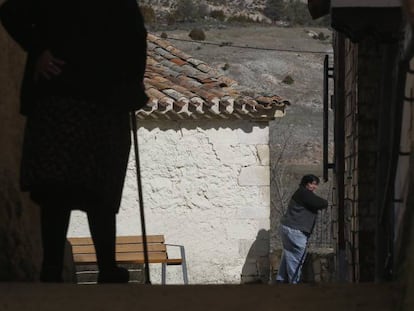 Una vecina del pueblo de Zafrilla (Cuenca) pase por una calle.