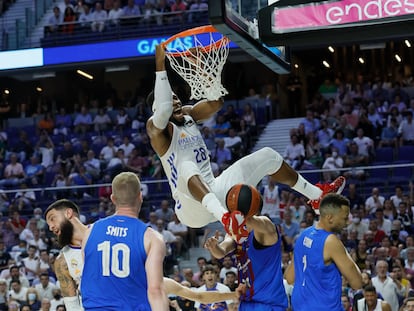 Yabusele, "machaca" la canasta ante los jugadores del Barça durante el tercer encuentro de la final de la Liga Endesa que han disputado este viernes en el Wizink Center.