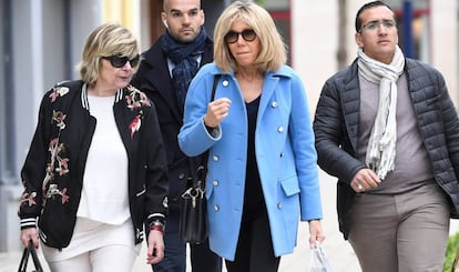 A la izquierda Mimi Marchand junto a la primera dama francesa Brigitte Macron.