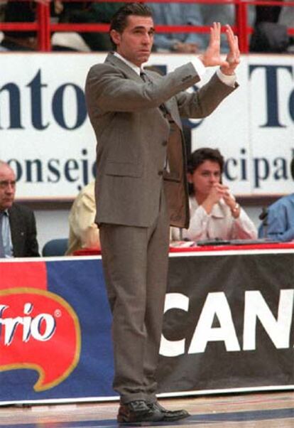 Scariolo dirigiendo a su equipo desde el banquillo.