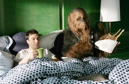 El popular presentador Jimmy Fallow y Chewbacca haciendo un número en los premiso MTV de 2005. La estrella de 'Star Wars' necesita claramente leer este artículo.