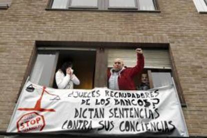 Protesta de la Plataforma de Afectados por la Hipoteca, tras paralizar un desahucio. EFE/Archivo