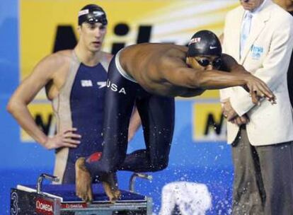Cullen Jones salta a la piscina en la final de 4x100 ante la mirada de su compañero de equipo Michael Phelps.