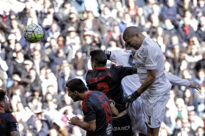 Pepe marca de cabeza el primer gol del Real Madrid.