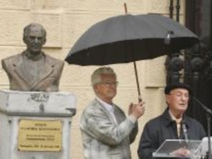 Dos hermanos de Ignacio Ellacuría en un homenaje al jesuita en 2009 en su Portugalete natal. 