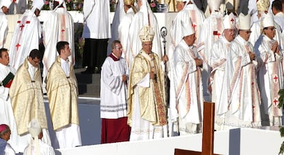 El Cardenal y Arzobispo Antonio María Rouco Varela da inicio a la misa de acogida para las decenas de miles de peregrinos a la Jornada Mundial de la Juventud