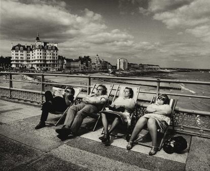 Doca na costa do sul, Eastbourne, Reino Unido , 1970s. Assim, através de mais de 250 imagens, todas impressas pelo fotógrafo em sua câmara escura, a exposição nos leva ao horror dos cenários de guerra de Chipre, Vietnã, Congo, Bangladesh, Camboja e Líbano; na fome de Biafra; nos conflitos da Irlanda do Norte; e nos aproxima dos deserdados da Inglaterra de Thatcher, para terminar com uma seleção de imagens desprovidas da figura humana, que inclui paisagens e naturezas-mortas britânicas, bem como uma série dedicada às majestosas ruínas dos limites do Império Romano.