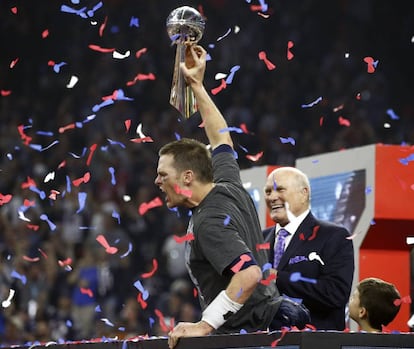 Tom Brady ergue o trof&eacute;u na madrugada desta segunda-feira.