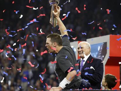 Tom Brady ergue o trof&eacute;u na madrugada desta segunda-feira.