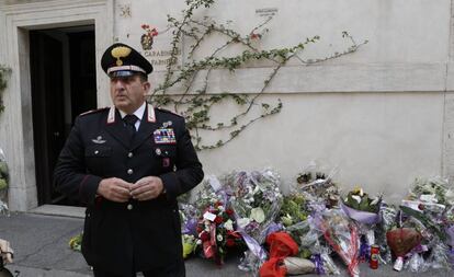 Flores frente a la comisaría en la que trabajaba el 'carabiniere' asesinado en Roma.