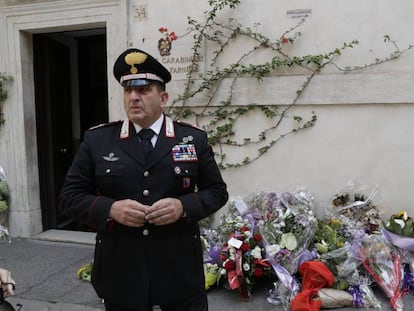 Flores frente a la comisaría en la que trabajaba el 'carabiniere' asesinado en Roma.