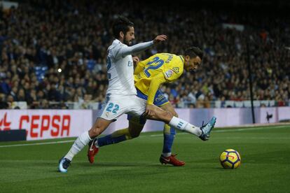 El jugador del Real Madrid Francisco Roman "Isco" compite por el balón con Joaquín "Ximo" Navarro de Las Palmas.  