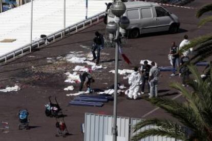 Investigadores de la polic&iacute;a en el Paseo de los Ingleses en Niza.