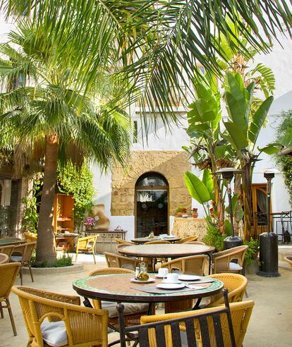 Plantas tropicales y palmeras hacen de este jardín un lugar idílico para cenar en Vejer de la Frontera (Cádiz)