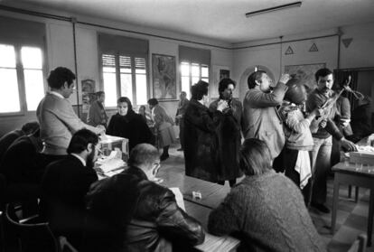 Ambiente en un colegio electoral en las elecciones municipales del 3-M, las primeras elecciones democráticas locales. Votantes bebiendo de un botijo y partiendo jamón.