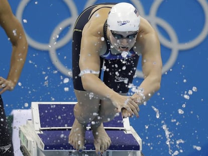 Katie Ledecky se zambulle para empezar su participación en los 4x100 libre.