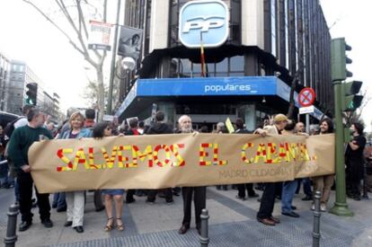 Participantes en la concentración de ayer en Madrid ante la sede nacional del PP, en la calle de Génova.