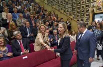 La ministra de Fomento, Ana Pastor (c), minutos antes de impartir la conferencia inaugural del Foro de la Fundación Antares de Sevilla "La nueva política de Fomento: planificación eficiente con garantías de futuro", presentada por el alcalde de Sevilla y presidente del PP-A, Juan Ignacio Zoido (d), .