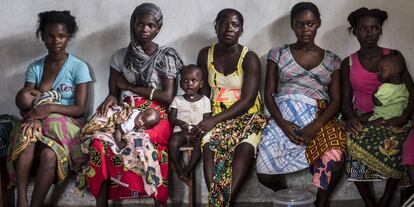 Un grupo de madres adolescentes en Sierra Leona.