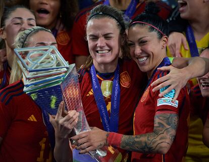 Irene Paredes y Jenni Hermoso sostienen el trofeo tras ganar el partido final de la UEFA Nations League entre España y Francia en el Estadio La Cartuja el 28 de febrero de 2024 en Sevilla.