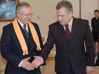El presidente de Polonia, Aleksander Kwasniewski (derecha), y Borís Tarasiuk, el jueves en Varsovia.