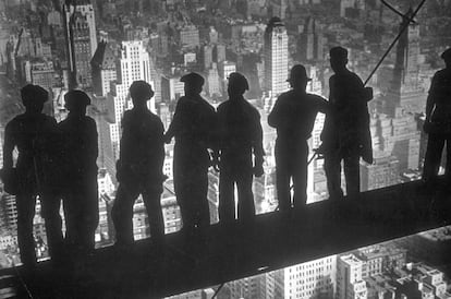 Obreros durante la construcción del edificio RCA en 1939, otro de los colosos de la ciudad.