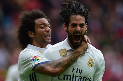 Isco (d) celebra el gol del desempate con Marcelo.