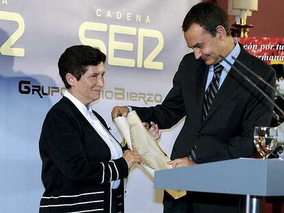 Zapatero, ayer, durante la entrega a la misionera Obdulina Fernández del premio a Leonesa del año 2007, por su labor social en Guatemala.