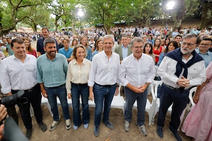 El líder del PP, Alberto Núñez Feijóo (2d), acompañado del expresidente Mariano Rajoy (d); el titular de la Xunta, Alfonso Rueda(c), la secretaria general del PP, Cuca Gamarra (3i), el presidente de Castilla y León, Alfonso Fernández Mañueco (i) y el de la Generalitat Valenciana, Carlos Mazón (2i), este sábado en Cotobade (Pontevedra).