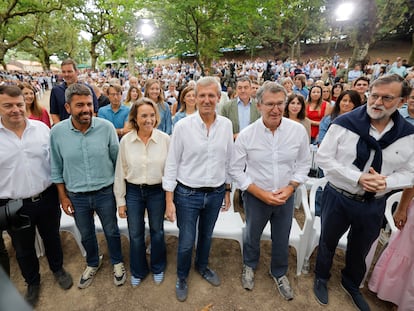 El líder del PP, Alberto Núñez Feijóo (2d), acompañado del expresidente Mariano Rajoy (d); el titular de la Xunta, Alfonso Rueda(c), la secretaria general del PP, Cuca Gamarra (3i), el presidente de Castilla y León, Alfonso Fernández Mañueco (i) y el de la Generalitat Valenciana, Carlos Mazón (2i), este sábado en Cotobade (Pontevedra).