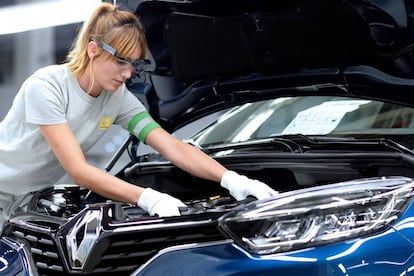 Una trabajadora de Renault, en una de las plantas de la empresa automovilstica.